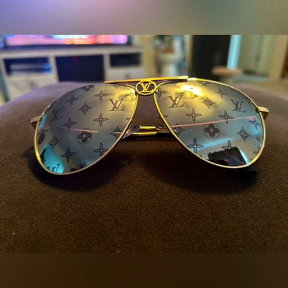 Louis V Sunglasses Unisex - Used - Picture 1 of 2